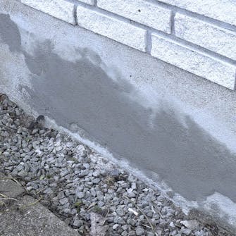 Skader i sokkelpuds: Lad reparationen hærde Skader i sokkelpuds: Lad reparationen hærde